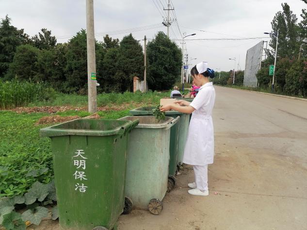 图片包含 户外, 草, 男人, 站描述已自动生成